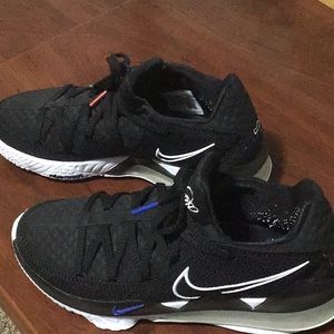 Nike LeBron 17 Low Basketball Shoes.  Men’s 7, Women’s 8.5, EUR 40. Amazing!